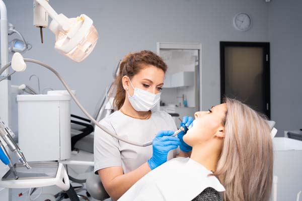 How A Cosmetic Dentist Can Restore Teeth With A Dental Crown